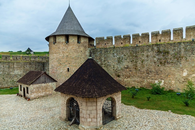 Fortezza di Khotyn del X XVIII secolo con un complesso di fortificazioni, una delle sette meraviglie dell'Ucraina situata sulla riva destra del fiume. Dniester nella città di Khotyn.