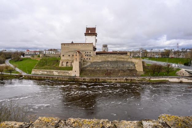 Fortezza di Narva Vista dalle mura della fortezza di Ivangorod a Narva e al cortile della fortezza del ponte