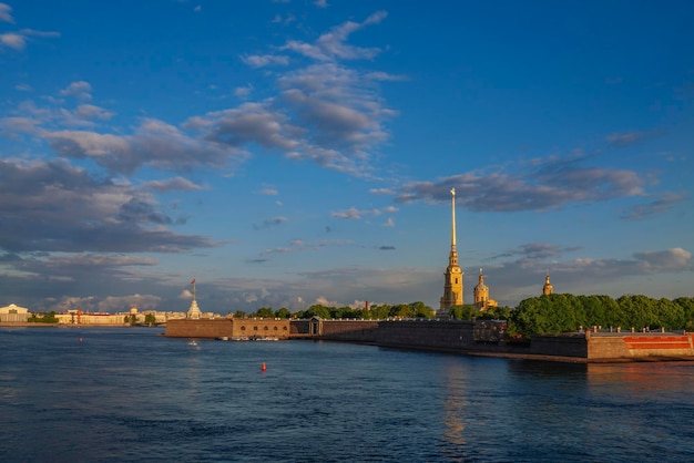 Fortezza di Pietro e Paolo e Isola Vasilievsky dal Ponte della Trinità San Pietroburgo Russia