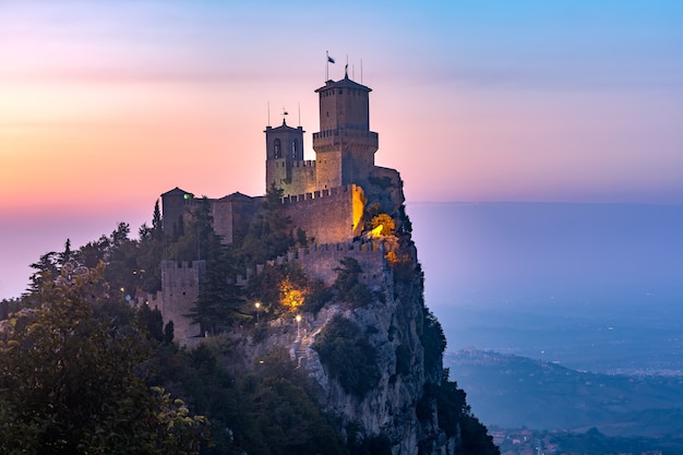 Fortezza Guaita o Prima Torre sul crinale del Monte Titano, nella città di San Marino della Repubblica di San Marino al tramonto