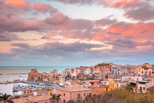 Fortezza medievale a Cala Marina, porto nella città costiera Castellammare del Golfo al tramonto, Sicilia, Italia