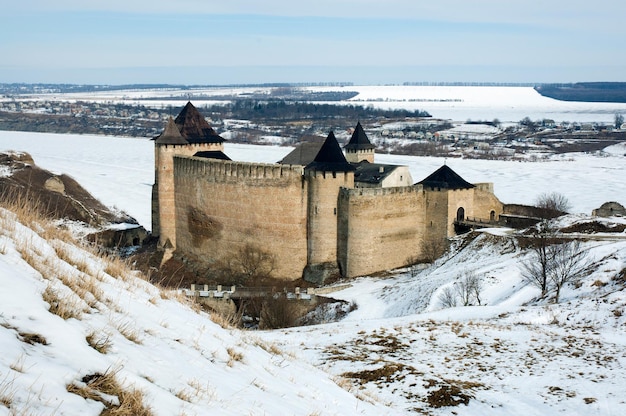 Fortezza medievale con torri e mura difensive nella regione di Hotyn Chernivtsi Ukraine