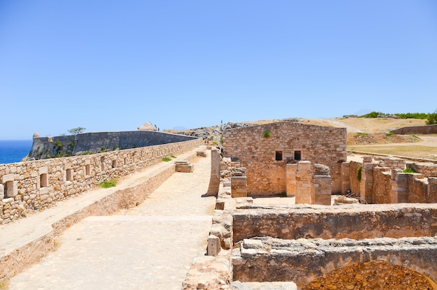 Fortezza sulle rive del mare azzurro