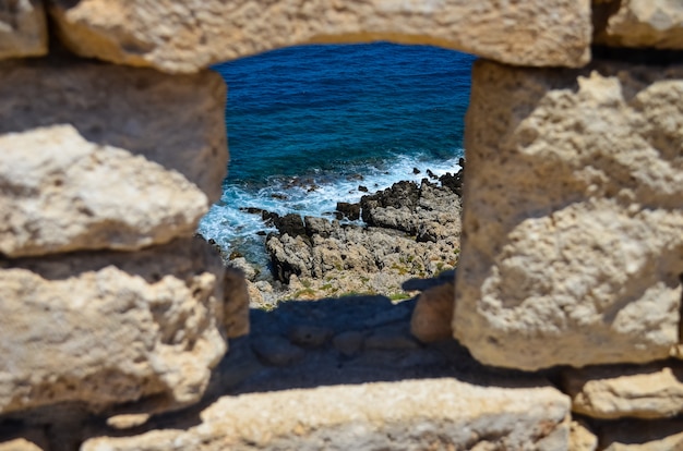 Fortezza sulle rive del mare azzurro