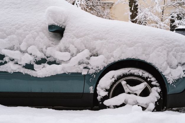 Forti nevicate improvvise in città. Auto coperte di neve. Ondata di freddo e l'arrivo dell'inverno