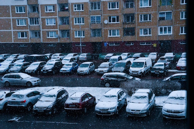 Forti nevicate in inverno Parcheggio completo a Liptovsky Mikulas Auto innevate