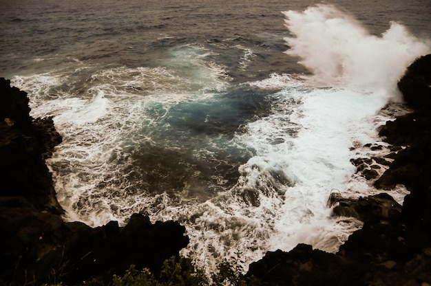 Forti onde che si infrangono sulla costa vulcanica delle Isole Canarie di Tenerife