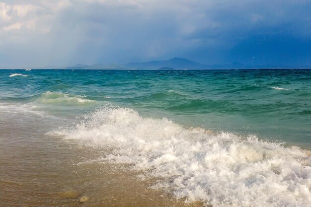 Forti onde si infrangono sulla spiaggia Bella vista sul mare