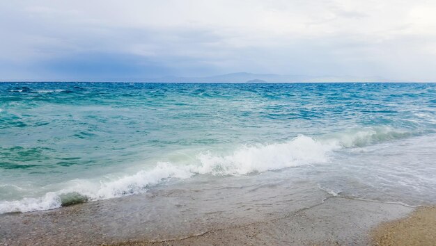 Forti onde si infrangono sulla spiaggia Bellissimo paesaggio marino.