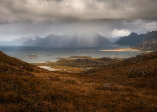 Forti piogge e sole sulle montagne e sul mare alle Isole Lofoten in autunno Norvegia