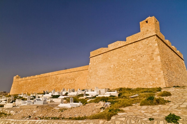 Fortificazione araba e cimitero di Ribat nella città balneare di Mahdia nel nord della Tunisia