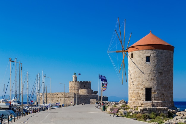 Fortificazione di San Nicola e mulino a vento medievale nel porto di Mandraki, Rodi