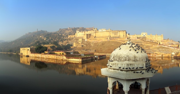 Fortificazione e lago di panorama a Jaipur India