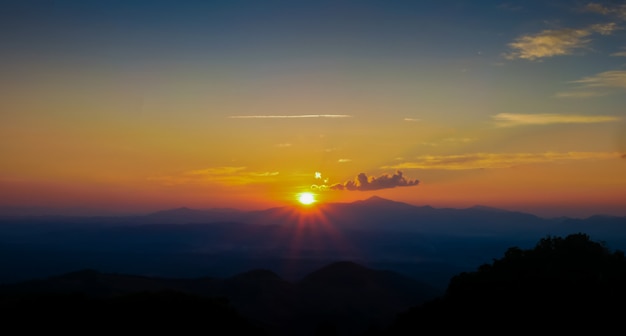 Foschia della montagna e di alba a doi samer dao Sri Nan National Park Tailandia