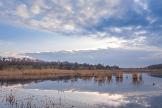 Foschia mattutina al lago