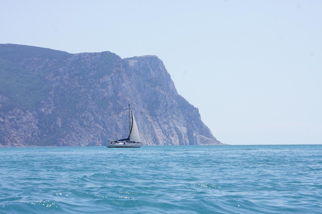 Foschia mattutina o nebbia Barca a vela in mare