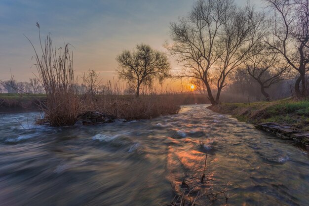 foschia mattutina sul fiume