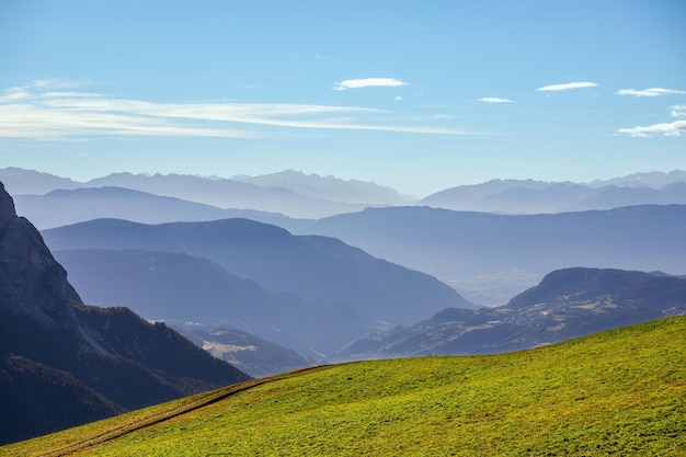 Foschia mattutina sulle montagne della Val Gardena in Alpe di Siusi, Alpe di Siusi, Alto Adige, Italia