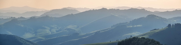 Foschia serale in montagna Paesaggio primaverile Vista panoramicax9xA