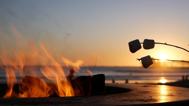 Fossa per falò California USA. Fuoco da campo sulla spiaggia, fiamma di falò. Riscaldare, arrostire o tostare marshmallow