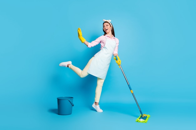 foto a figura intera di una ragazza energica positiva che lava il pavimento del pavimento immagina la danza
