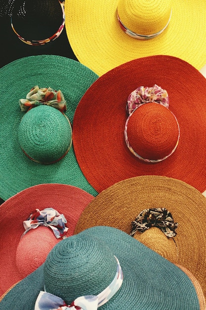 Foto a fotogramma completo di cappelli da sole multicolori in vendita sul mercato