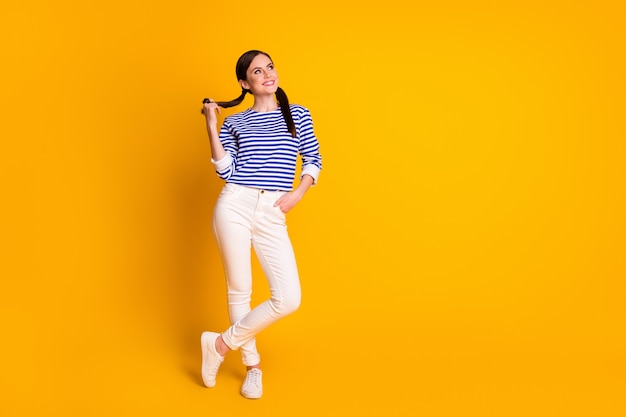 Foto a grandezza naturale di una ragazza ispirata dalla mentalità guarda copyspace pensa pensieri goditi piano fine settimana estivo riposo rilassati indossa abiti bianchi eleganti alla moda isolati su sfondo di colore brillante brillante