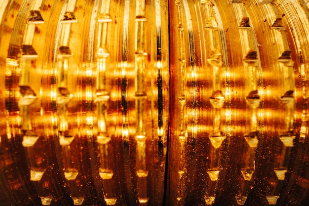 Foto a macroistruzione del pezzo del raccordo del tubo dell'acqua del metallo dorato