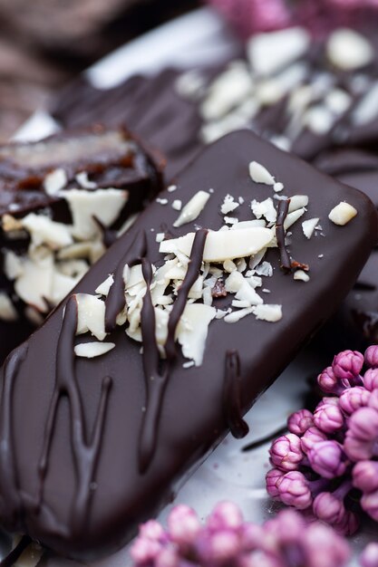 Foto a macroistruzione della caramella di cioccolato senza zucchero. Caramelle al cioccolato vegane crude.