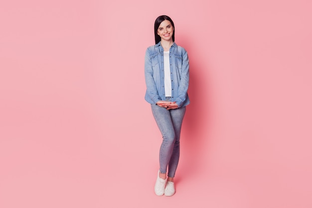 Foto a tutta lunghezza di una giovane donna attraente felice sorriso positivo indossare abiti casual isolati su sfondo di colore rosa