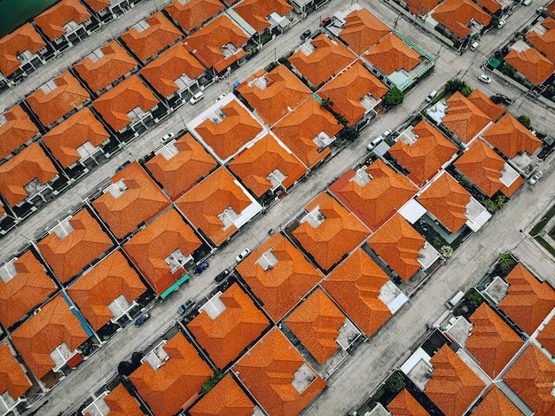 Foto aerea a volo d'uccello scattata da un drone di pittoreschi villaggi con adorabili tetti di tegole arancioni che sono allineate