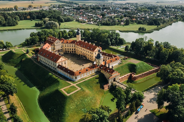 Foto aerea Castello di Nesvizh in serata autunnale, Bielorussia Minsk, vista dall'alto.