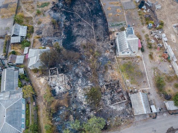 Foto aerea con drone di case distrutte dopo l'incendio in Ucraina