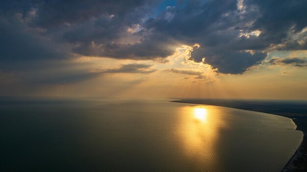 Foto aerea da drone volante di un affascinante paesaggio naturale con drammatico cielo al tramonto serale