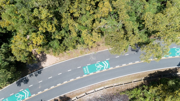 Foto aerea dal drone volante della pista ciclabile