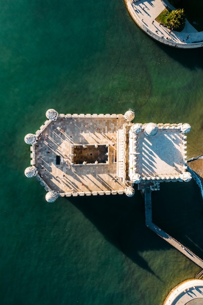 Foto aerea dall'alto in basso della Torre di Belem a Lisbona Portogallo