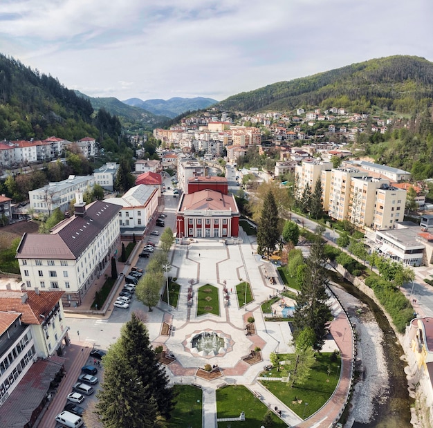 Foto aerea del bellissimo comune di Madan a Madan, in Bulgaria