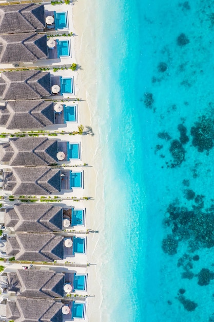 Foto aerea del bellissimo paradiso delle Maldive spiaggia tropicale sull'isola Vacanze estive e di viaggio