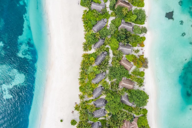 Foto aerea del bellissimo paradiso delle Maldive spiaggia tropicale sull'isola. Vacanze estive
