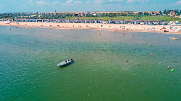 Foto aerea del fuco della bici del mare con la coppia che rema