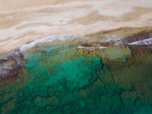 foto aerea del mare e della spiaggia incredibile