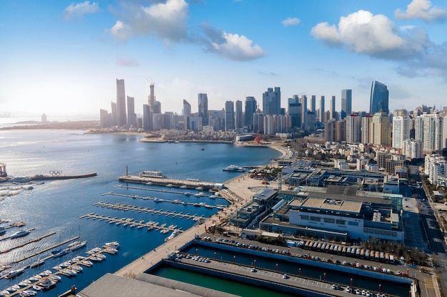 Foto aerea del paesaggio urbano nella baia costiera di Qingdao