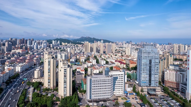 Foto aerea del paesaggio urbano nella baia costiera di Qingdao