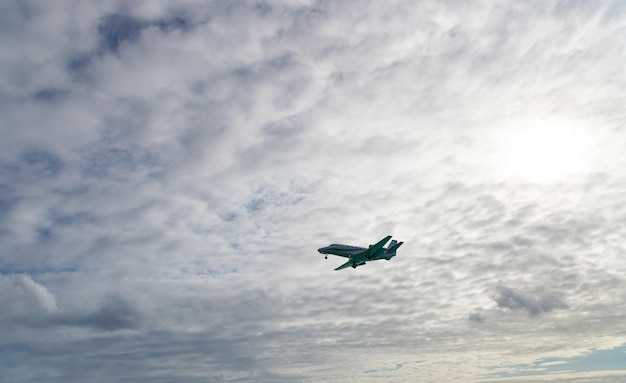 Foto aerea del volo aereo del volo aereo di viaggio nell'atterraggio del volo aereo del cielo