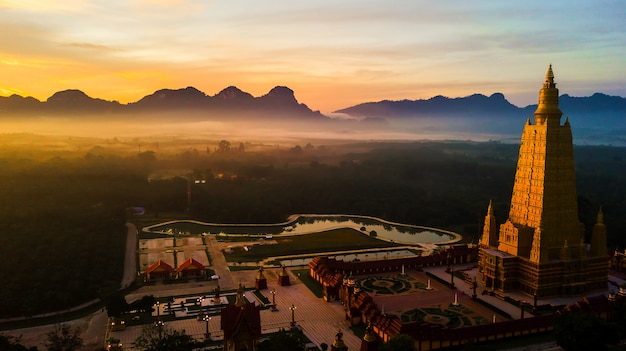 Foto aerea dell&#39;atmosfera di bei templi di mattina, Tailandia.