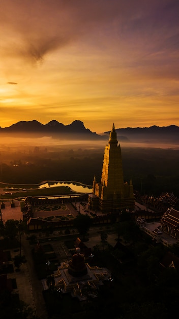 Foto aerea dell&#39;atmosfera di bei templi di mattina, Tailandia.