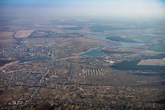 Foto aerea della superficie terrestre in campagna in estate.