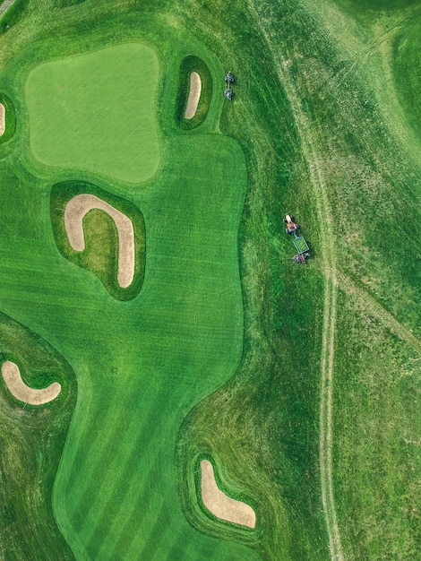 Foto aerea di golf club, prati verdi, alberi, strada, tosaerba, disposizione piana