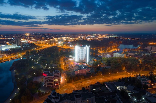 Foto aerea di Minsk (Bielorussia) di notte