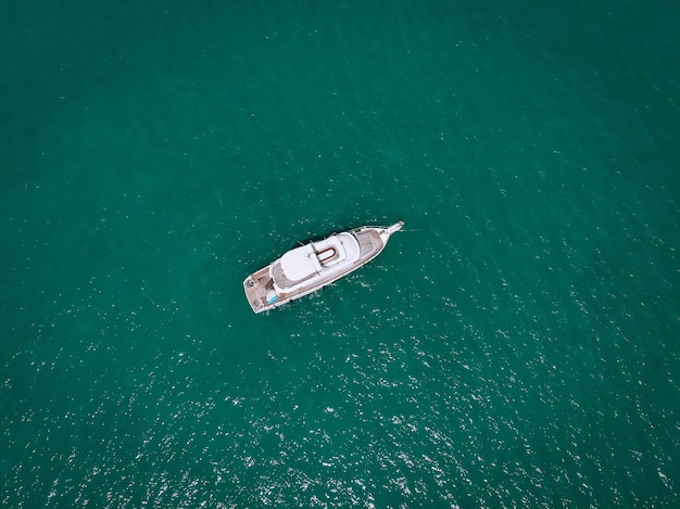 Foto aerea di uno yacht isolato con design in legno marrone nel mare. mare delle Andamane